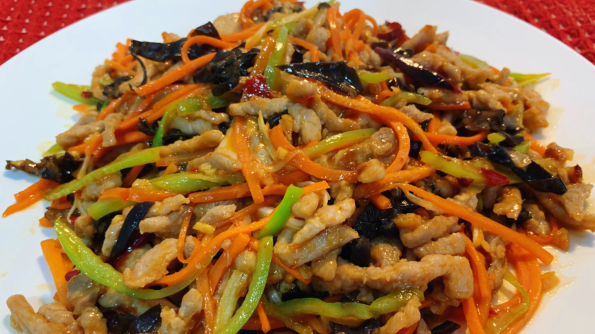 这才是鱼香肉丝简单家常做法，讲解清晰详细，比饭店做的还好吃