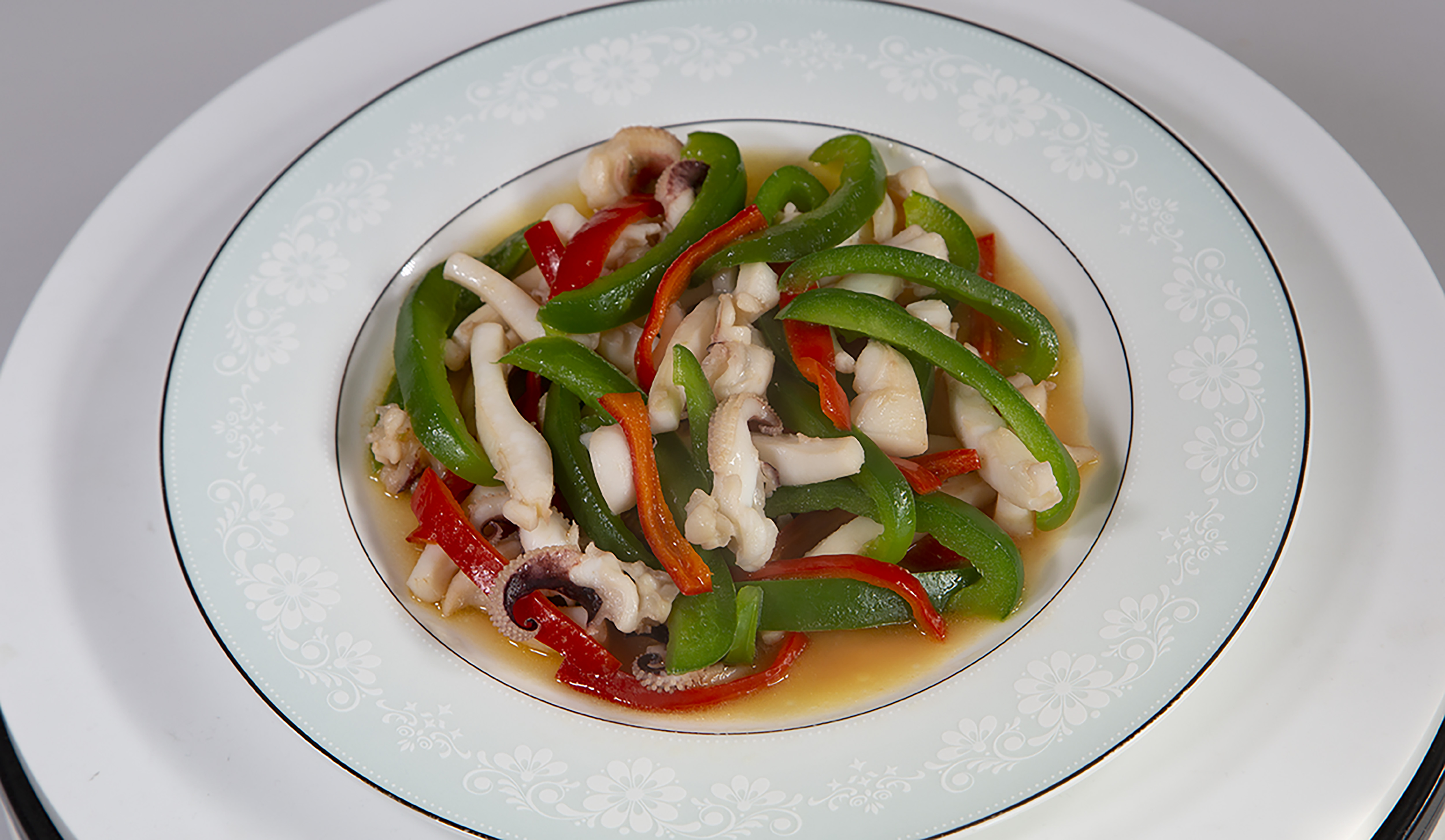 色彩鲜艳的炒墨鱼做法,出来的成品精致好看又美味