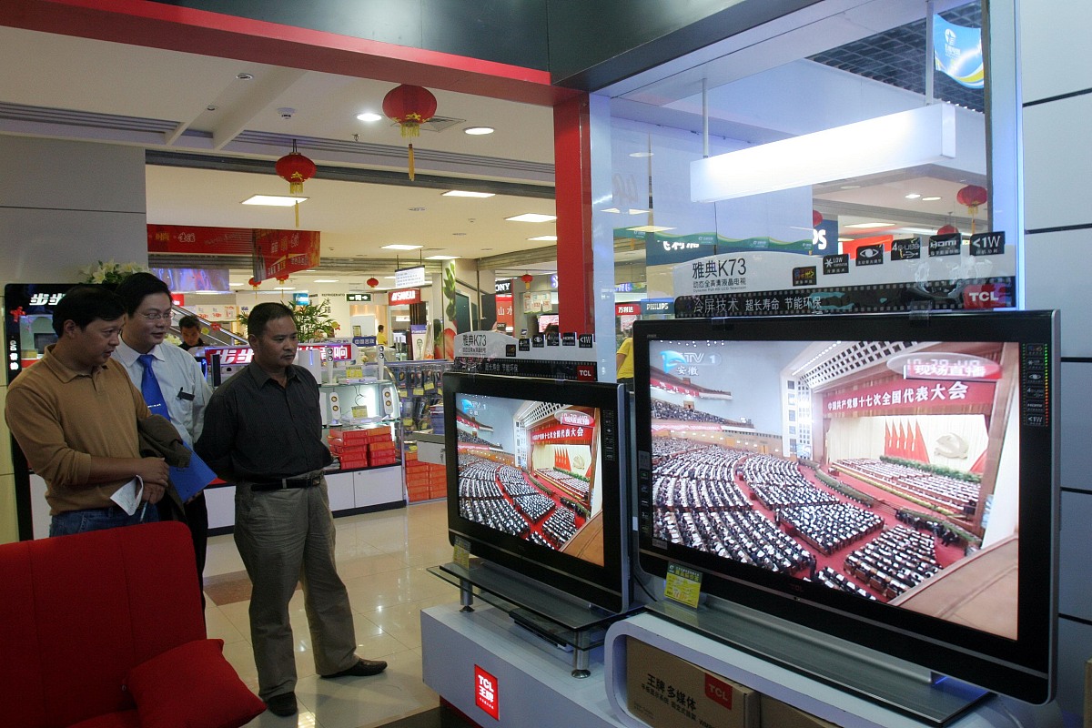 江苏全省共有在销传统站点11034个其中福彩店专营加兼营下同5287个双彩店5747个福彩单彩店与双彩店占比基本持平；已布设智能投注机以下称智能机2465台其中大型智能机1943台小型智能机522台。截至2023年3月底全省传统渠道站点日均销售2000余元智能机单机日均销售1300余元。南京市共有在销传统站点1301个其中福彩店294个双彩店1007个77为双彩店；已布设智能机407台其中大型智能