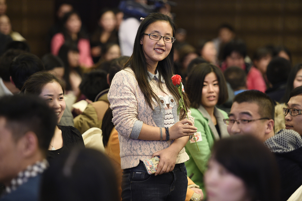 那一抹红：公园邂逅的玫瑰花