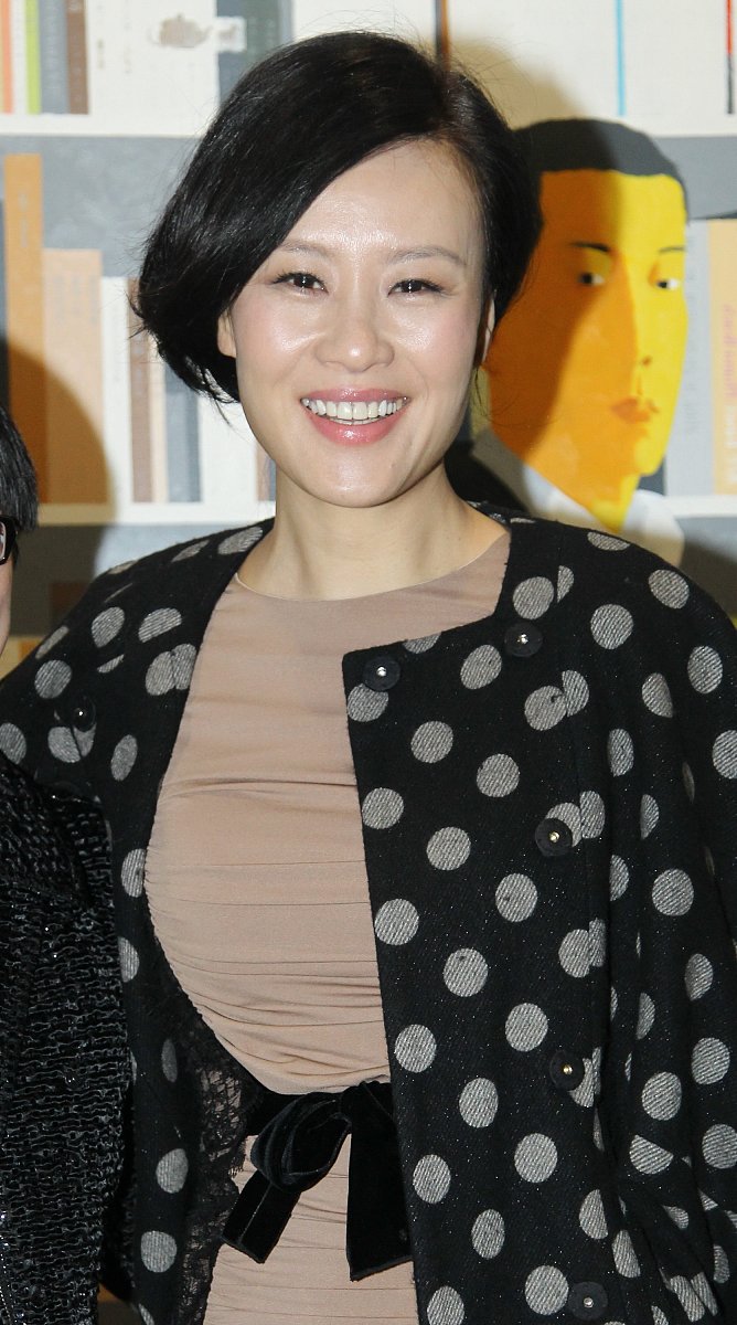 2011年12月18日,北京,"重新定义-'70后'艺术中的质疑精神"画展举行.**