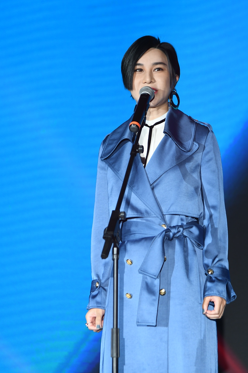 辣妈刘雨欣抹胸裙飘仙气妩媚撩发 "冯女郎"苗苗获封推广大使
