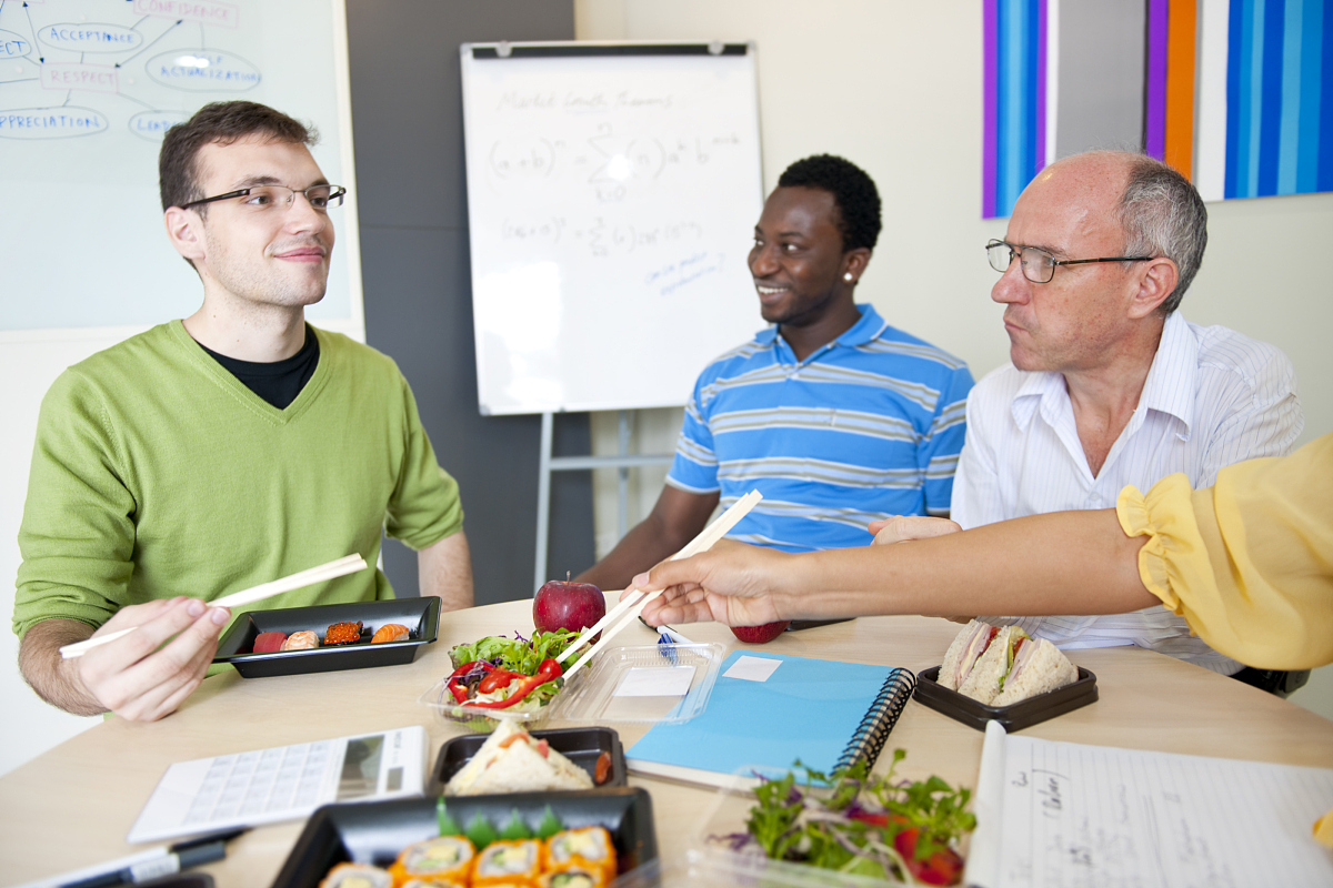 润色这句话Digitizing campus dining halls and delivery services can not only reduce the consumption of manpower and material resources but also improve operational efficiency