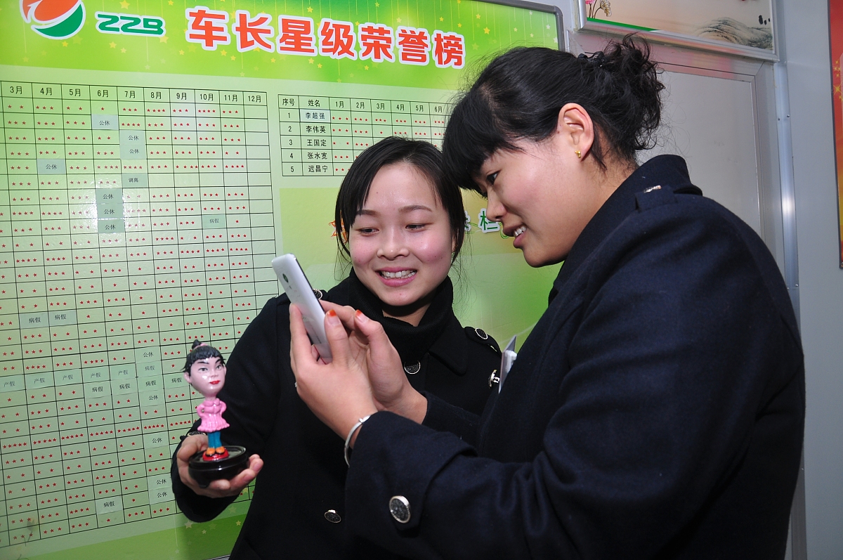 2015年1月6日, 郑州公交四公司一车队104路公交线路的女车长们换上了