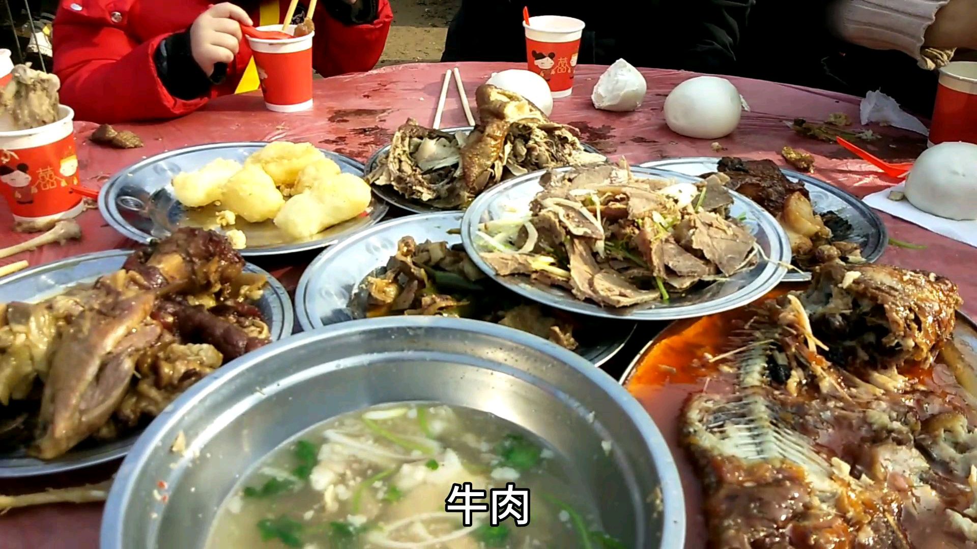实拍农村结婚酒席,小孩的最爱上桌就抢,烧鸡肘子个个都是硬菜
