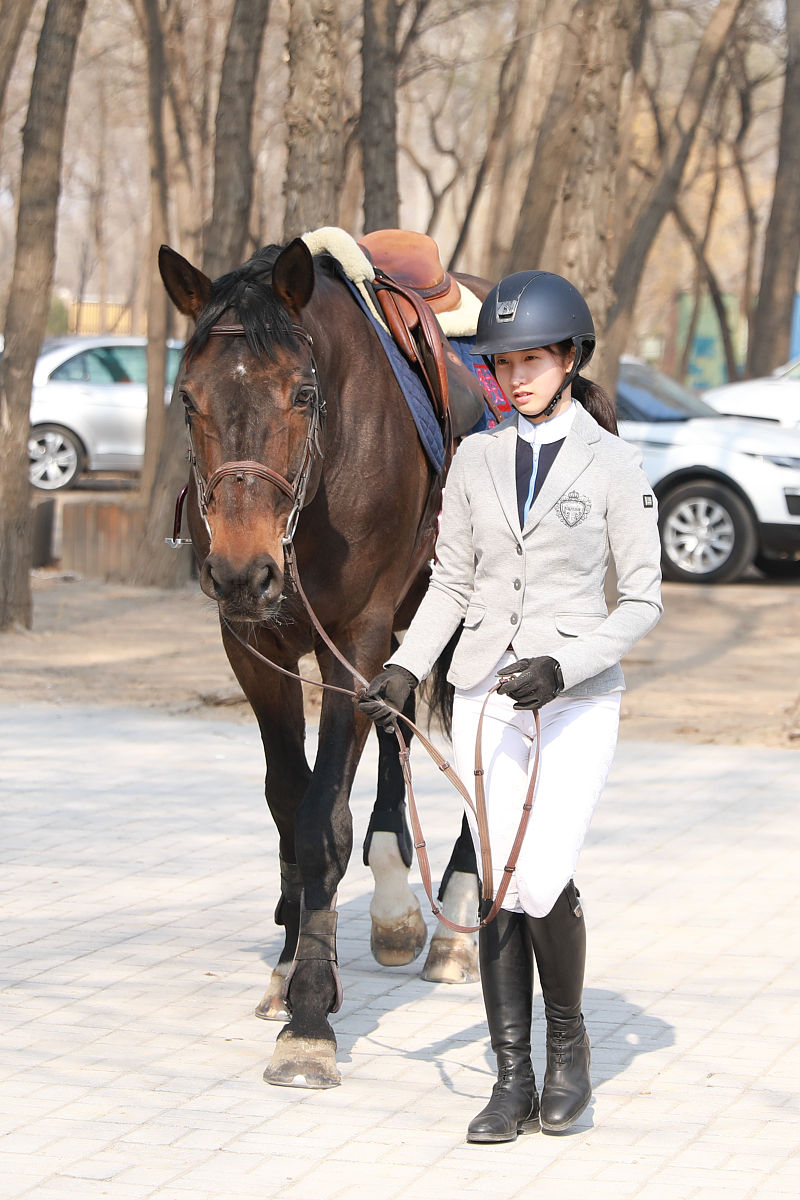 我叫李泽凯来自雄安新区爱打篮球为我写一个简短的大一开学自我介绍