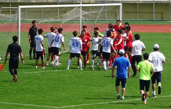 写一篇满天星初中足球训练月计划如：满天星初中训练月计划一、训练目标本计划旨在提高学生的足球技能水平增强身体素质和竞技能力以及培养团队协作和比赛心态。二、训练内容1控球和传球训练2射门和门将训练3身体素质和对抗训练4战术和比赛模拟训练三、训练计划第一周 周一至周五：控球和传球训练包括基本的颠球、停反弹球、用身体保护球和停传球等练习。 周六：身体素质训练包括长跑、绕桩、力量训练等。 周日：比赛