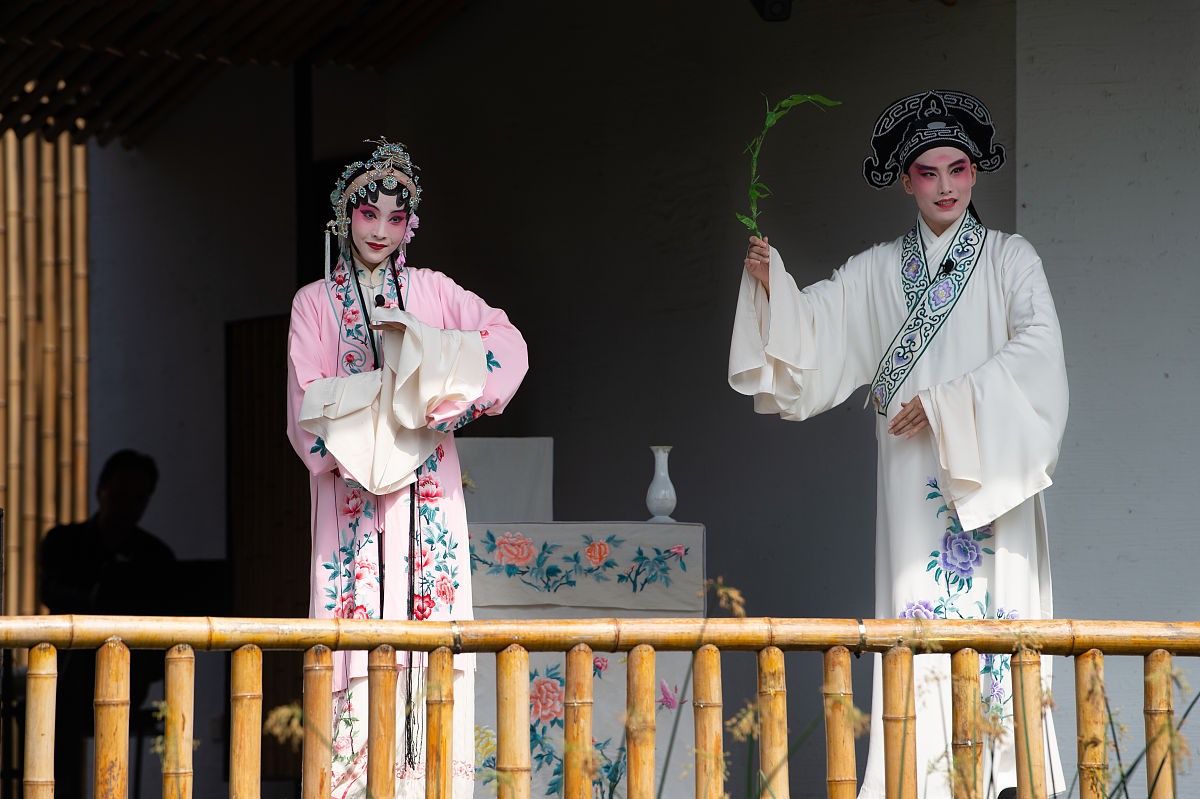 2019年6月23日 在昆山昆曲学社由江苏省苏州昆剧院演员 徐佳雯(饰杜丽