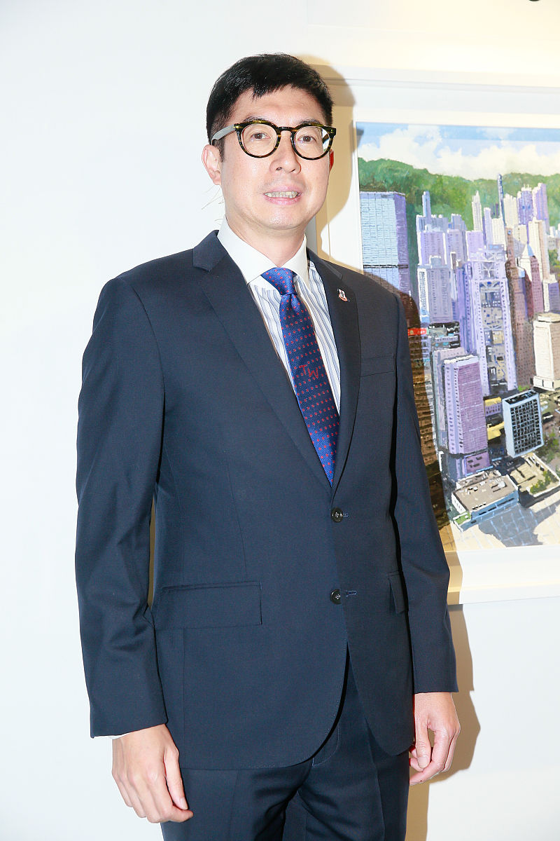 2018年7月10日,香港,明星现身中环出席六十年的约定——龎均油画展艺