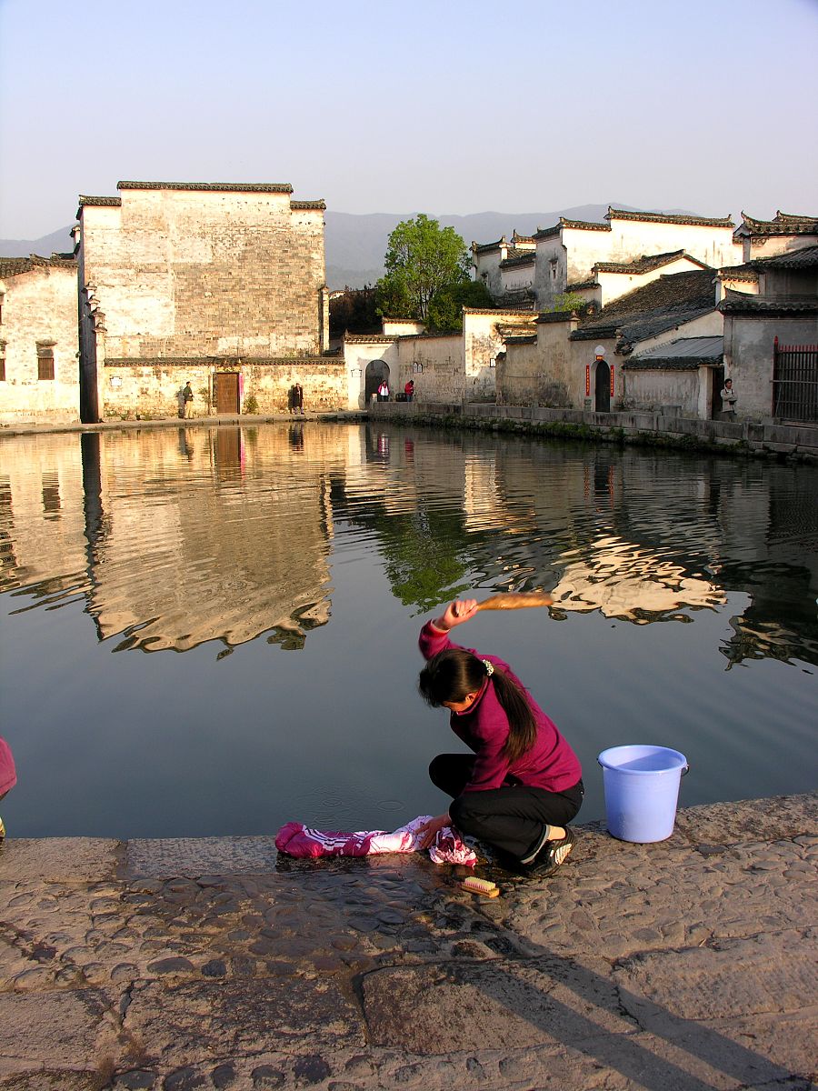 清晨的月沼,给人无比沁人心脾的清爽感觉.偶尔有早起的村民在池边洗衣
