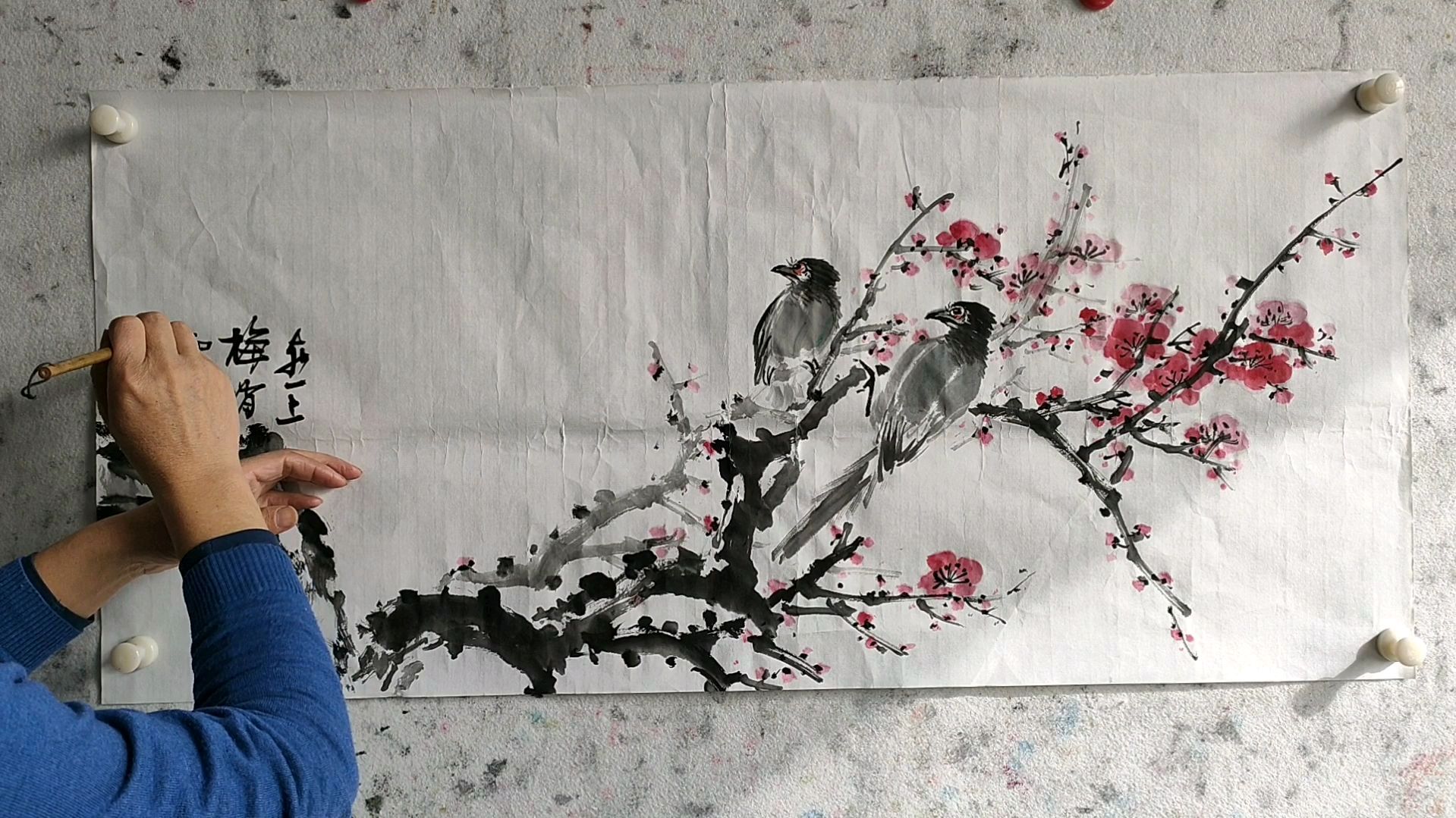 著名大写意画家朱知非老师现场示范喜鹊梅花的画法,值得收藏。