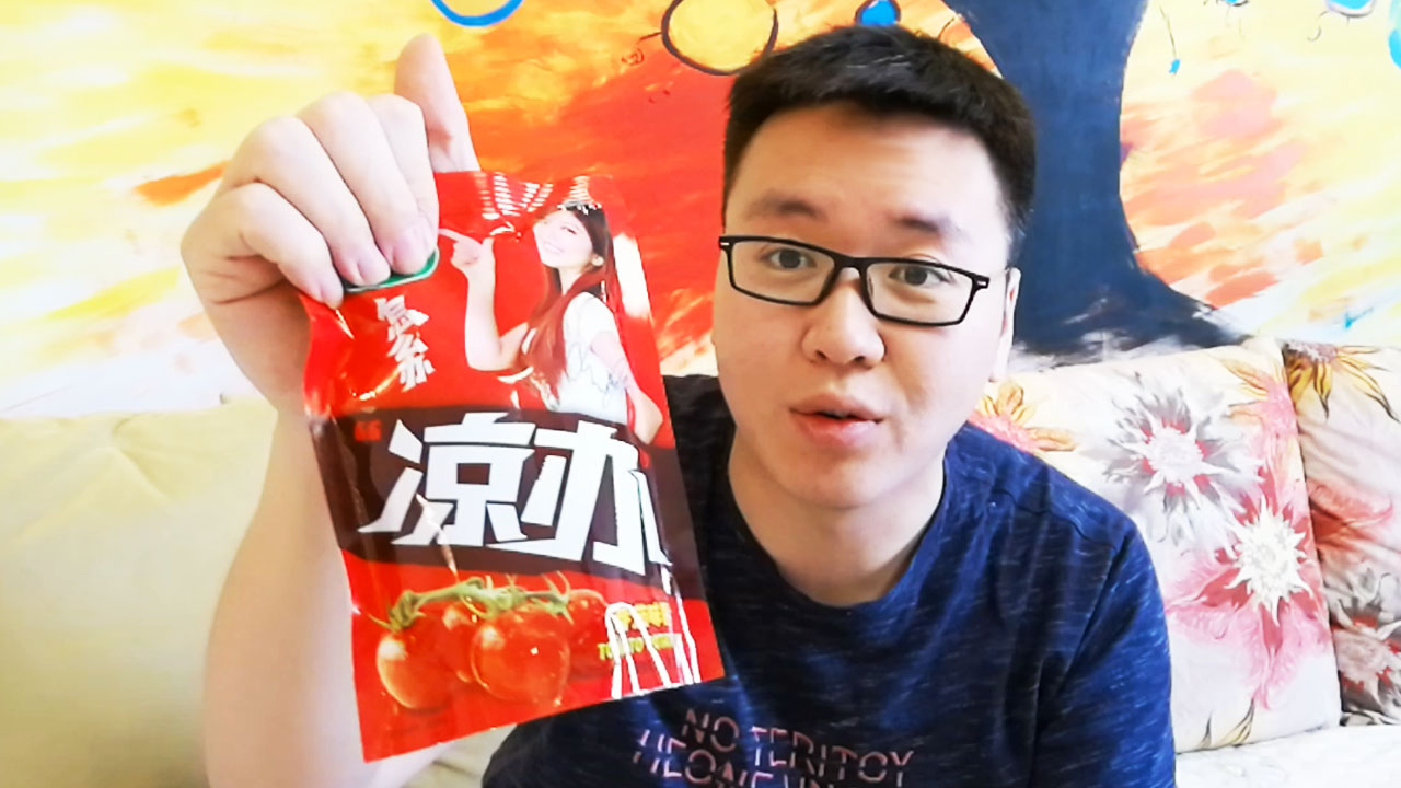 试吃某女星代言新款薯片,口感挺脆就是味道有点那什么