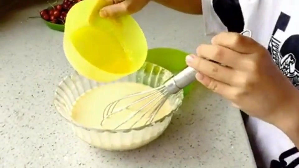 萌宝教你超简单制作芒果班戟-优优甜品