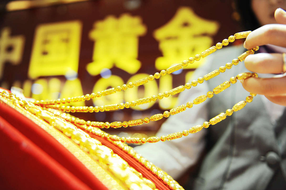 ***_***2012年10月24日,山东青岛开发区中国黄金专营店员工展示的黄金