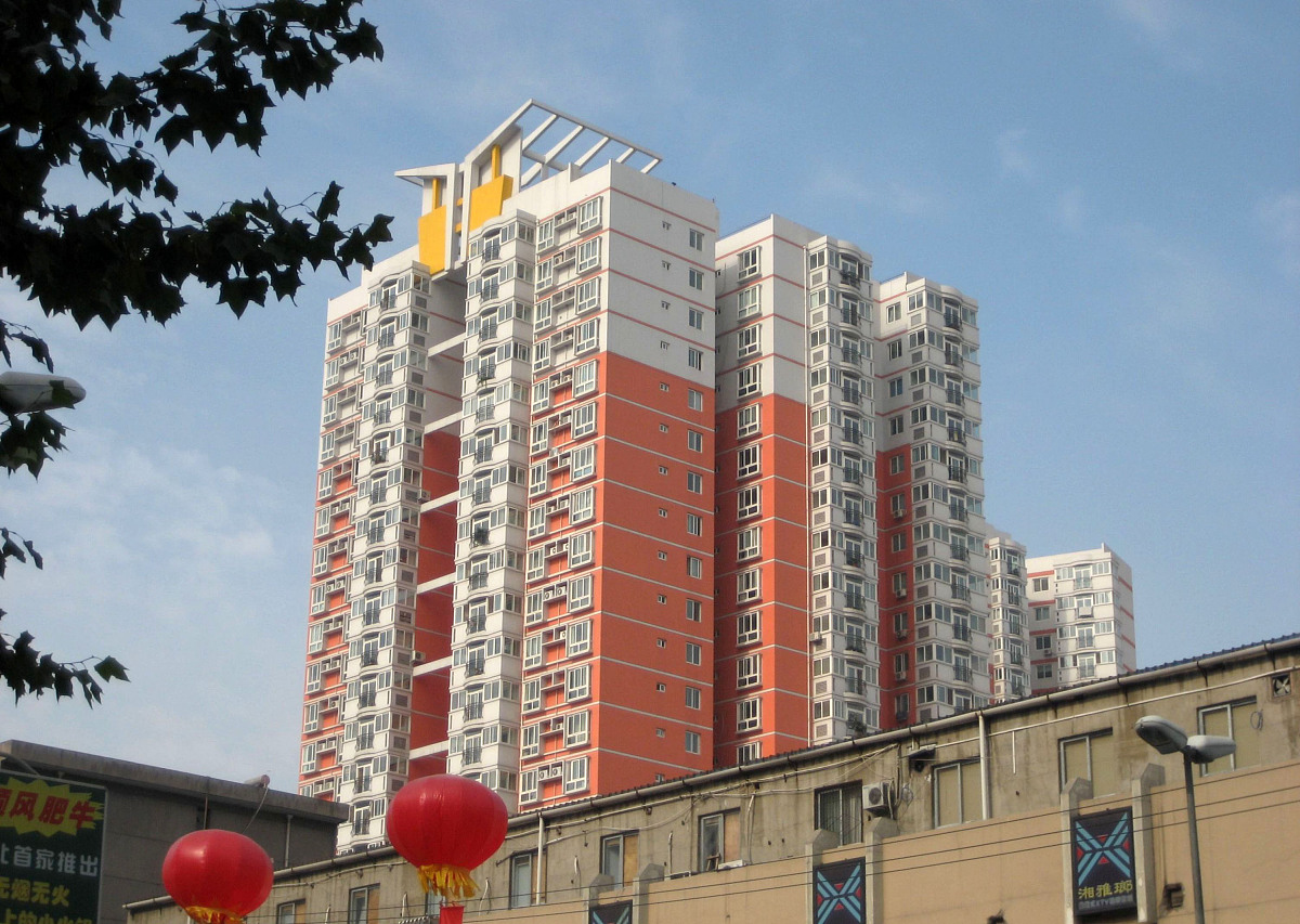 写一篇关于西安市灞桥区新合建筑工程公司施工技术员岗位进行实习的工作内容从房建项目不同施工阶段来书写不得抄袭。