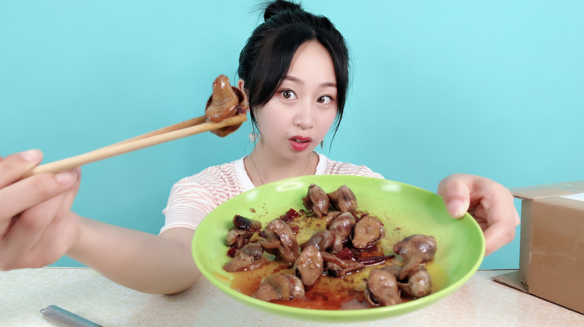 妹子试吃“香辣鲍螺”,这造型好像蜗牛,实在难以下口!
