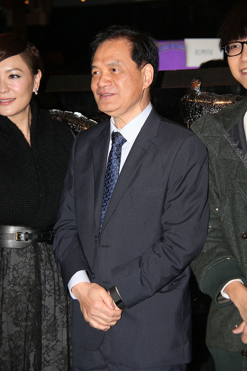 2016年1月2日,香港,星娱乐唱片公司高层tommy与亚视前女艺人黄美芬在