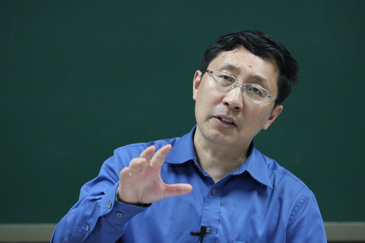 女朋友和妈妈落水，该先救谁？ - 道德与生存的抉择