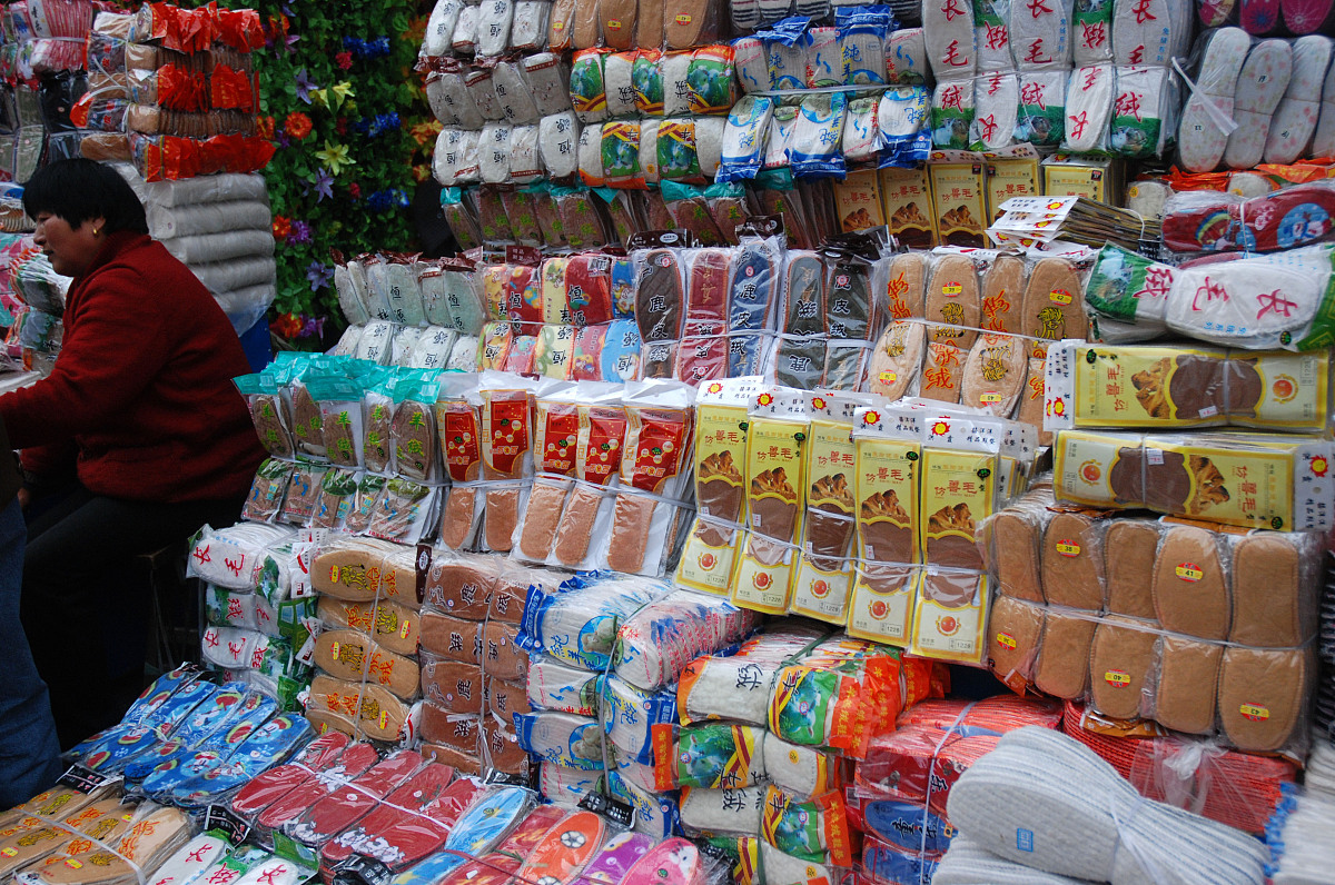 2008年12月3日,江苏淮安,汇通小商品批发市场上,销售鞋垫的个体户,在
