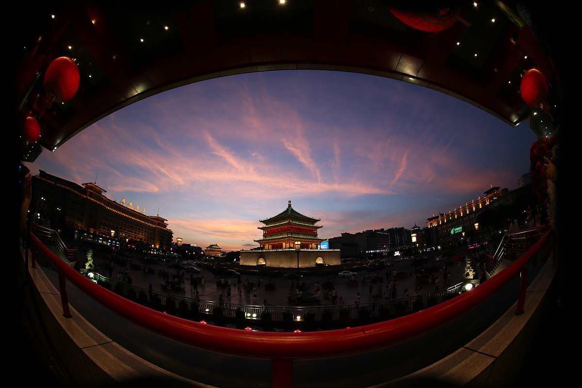 2014年07月21日,陕西西安:钟鼓楼上空的美丽霞光***_***钟楼