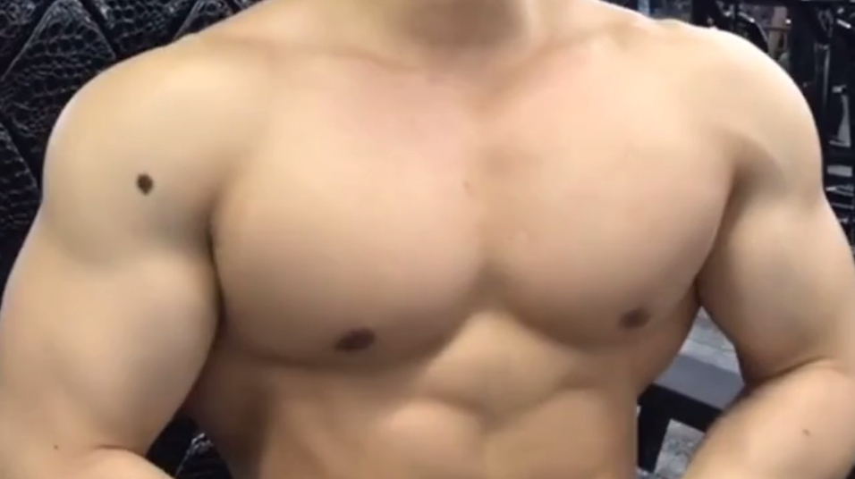 肌肉秀:真是一个白白嫩嫩的肌肉男啊!奴家甘拜下风!