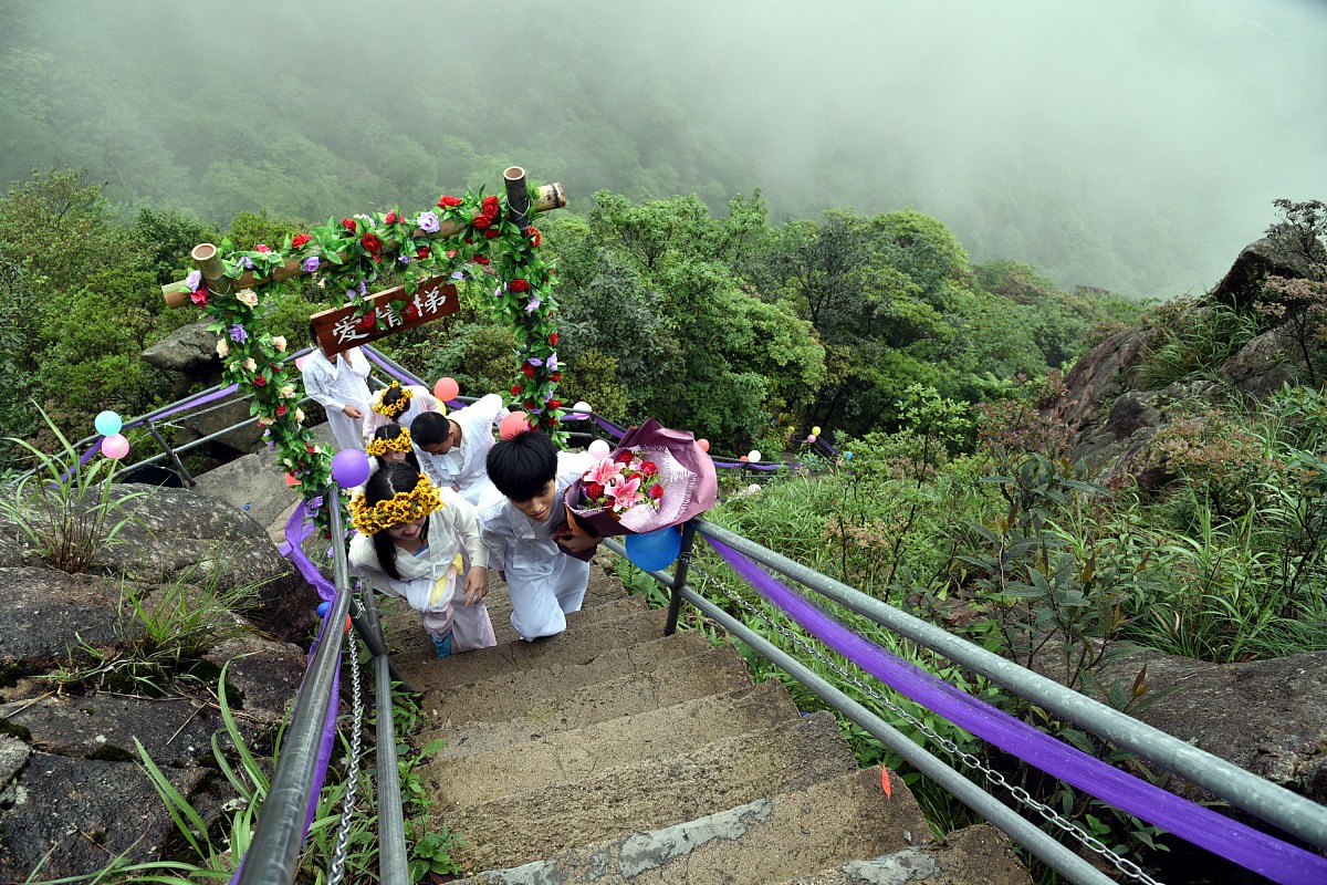 刘洪醉吟：一首李白风格的情诗，表达对刘羽馨的爱意