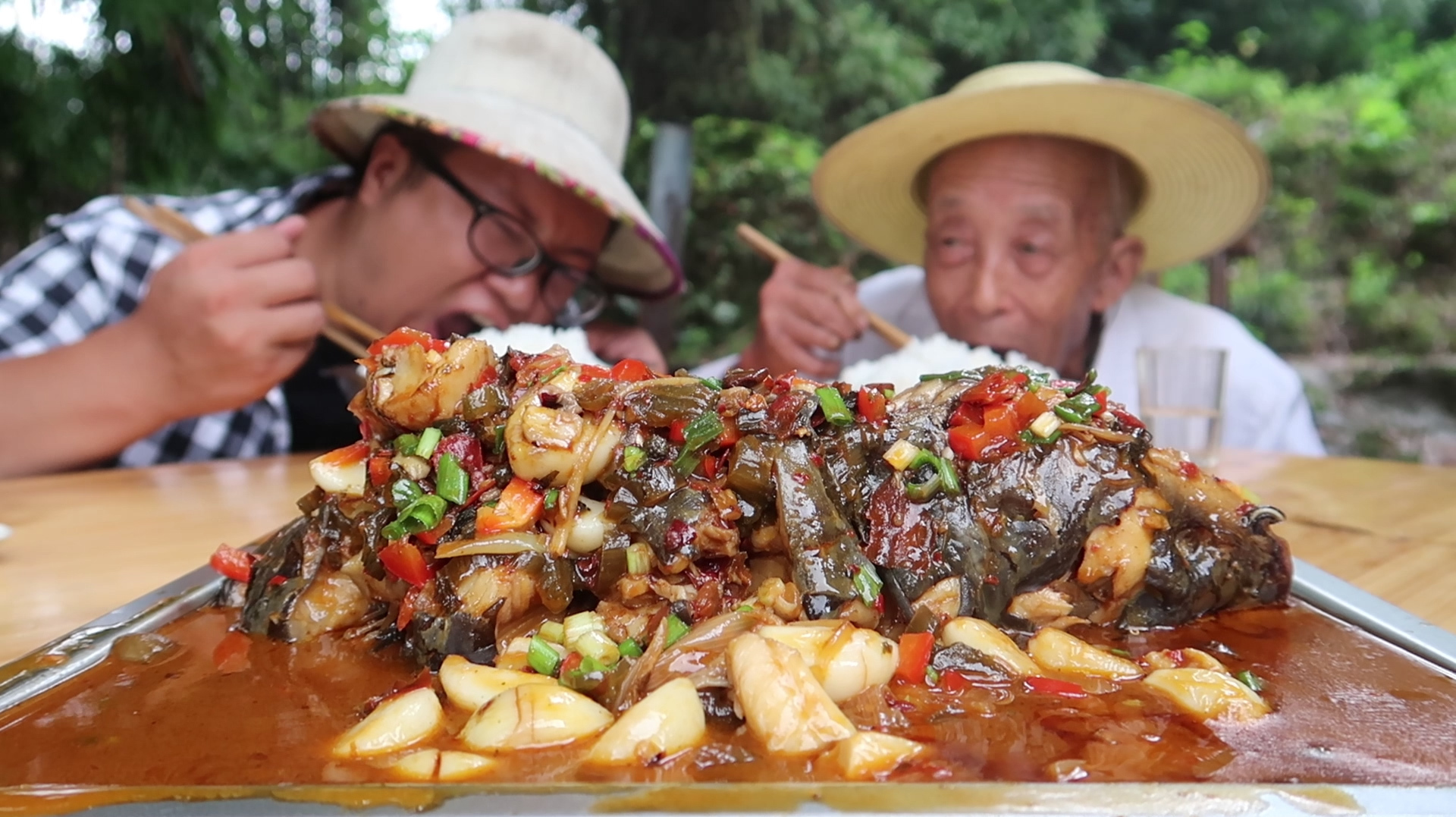 四川农村:鲶鱼不要再放水烧了,配上一把蒜红烧鲶鱼,3斤不够