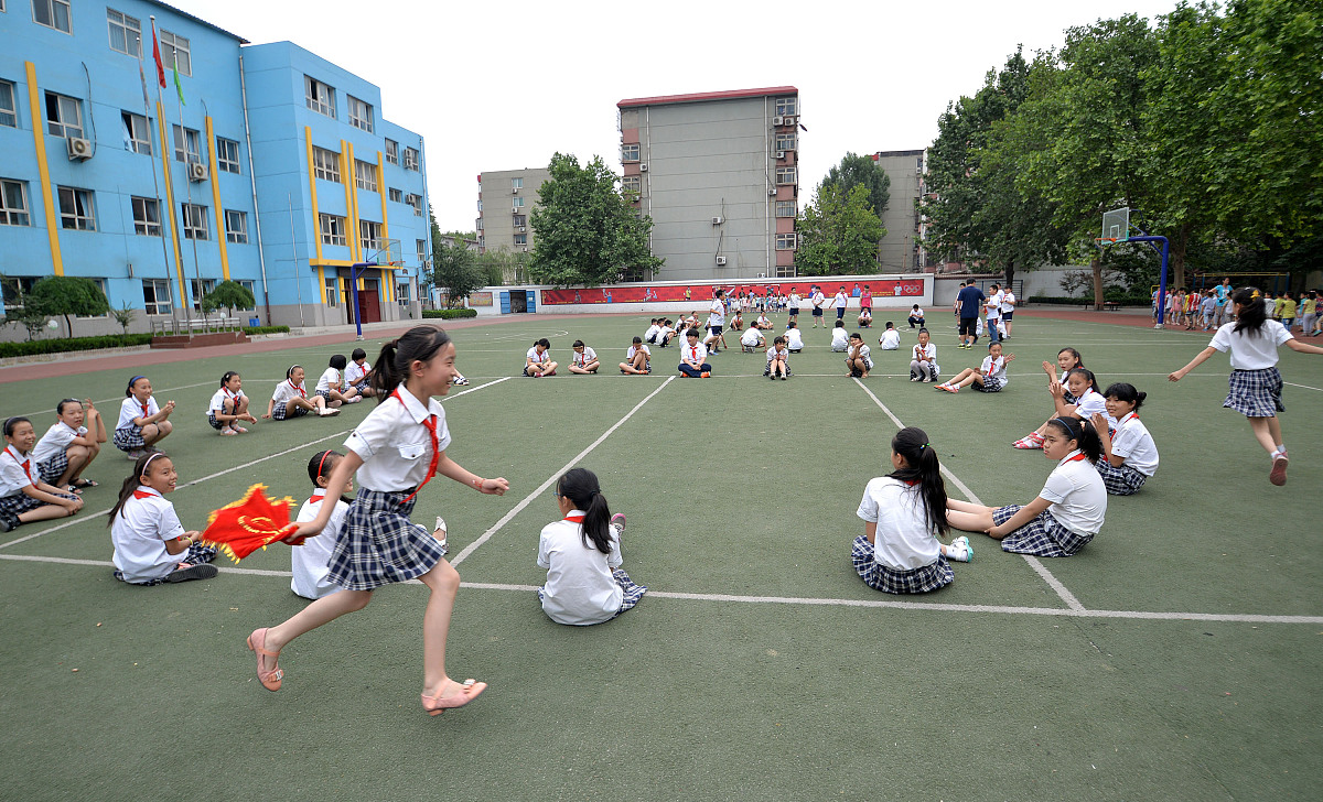 ***_***2014年5月28日,河北省邯郸市渚河路小学的同学们在玩丢手绢游