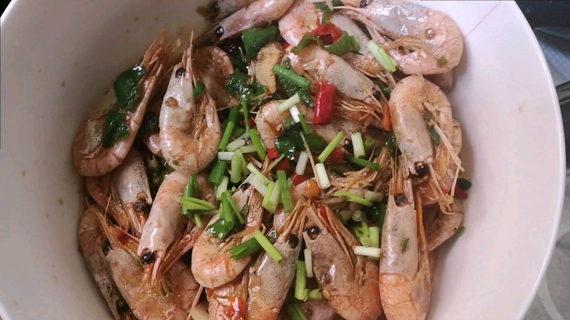 虹姐致敬翔翔大作战,买了2斤北极甜虾!一锅油爆虾,一锅白灼虾。