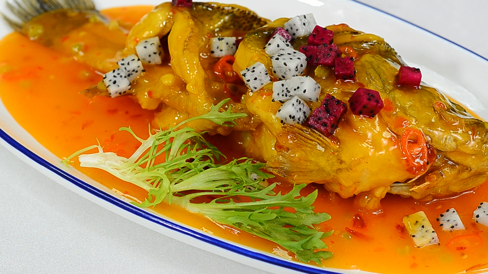 鲈鱼怎么做好吃?金牌厨师教你一个饭店的招牌做法,全家喜欢吃