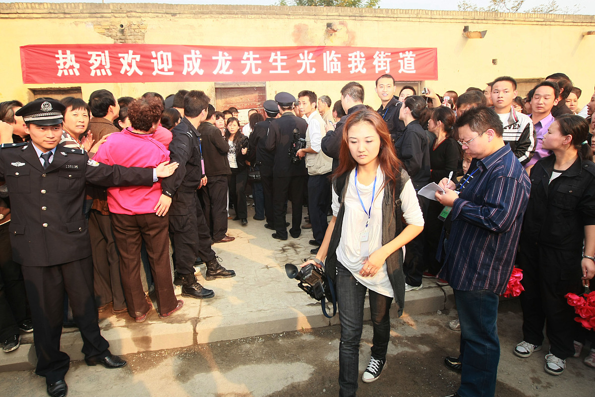 天门市老百姓有困难怎么联系媒体曝光？要求：写一篇1000字左右的文章不能出现电话。
