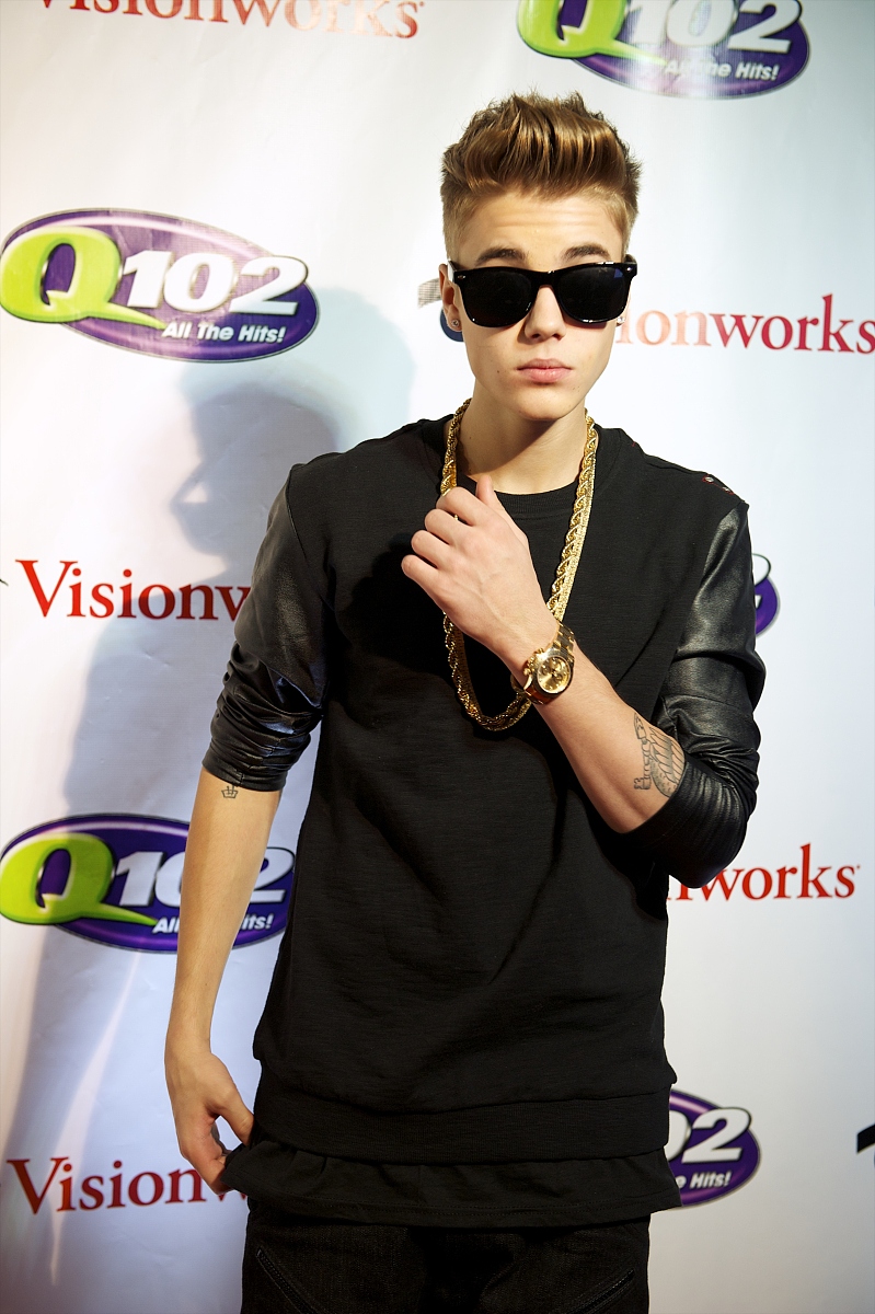 justin bieber attends q102锟斤拷?拷锟斤拷s jingle ball 2012 at t