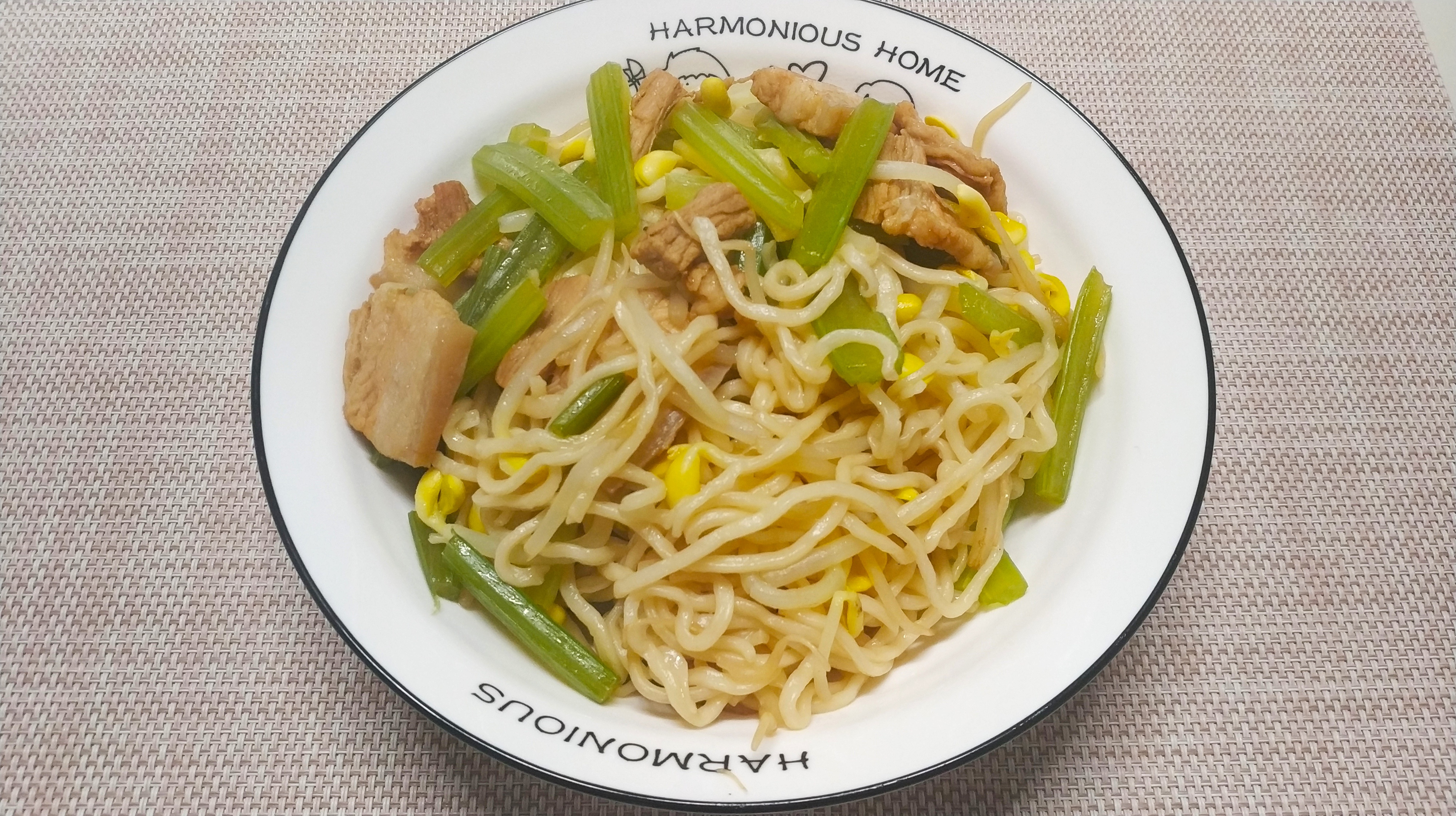 蒸面加上自己喜欢的菜,一拌一蒸看着就非常有食欲,这做法很正宗