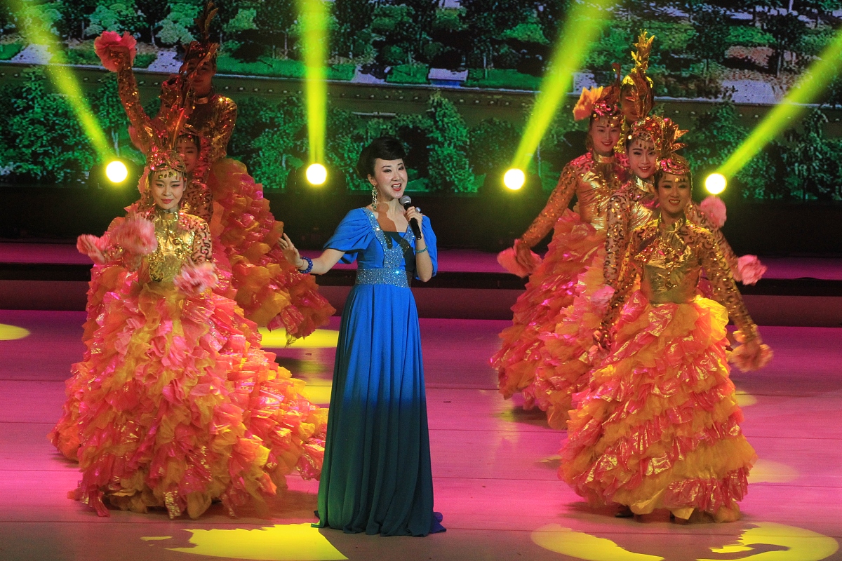 20句含有'嵘'字的诗句，寓意美好，意境悠远