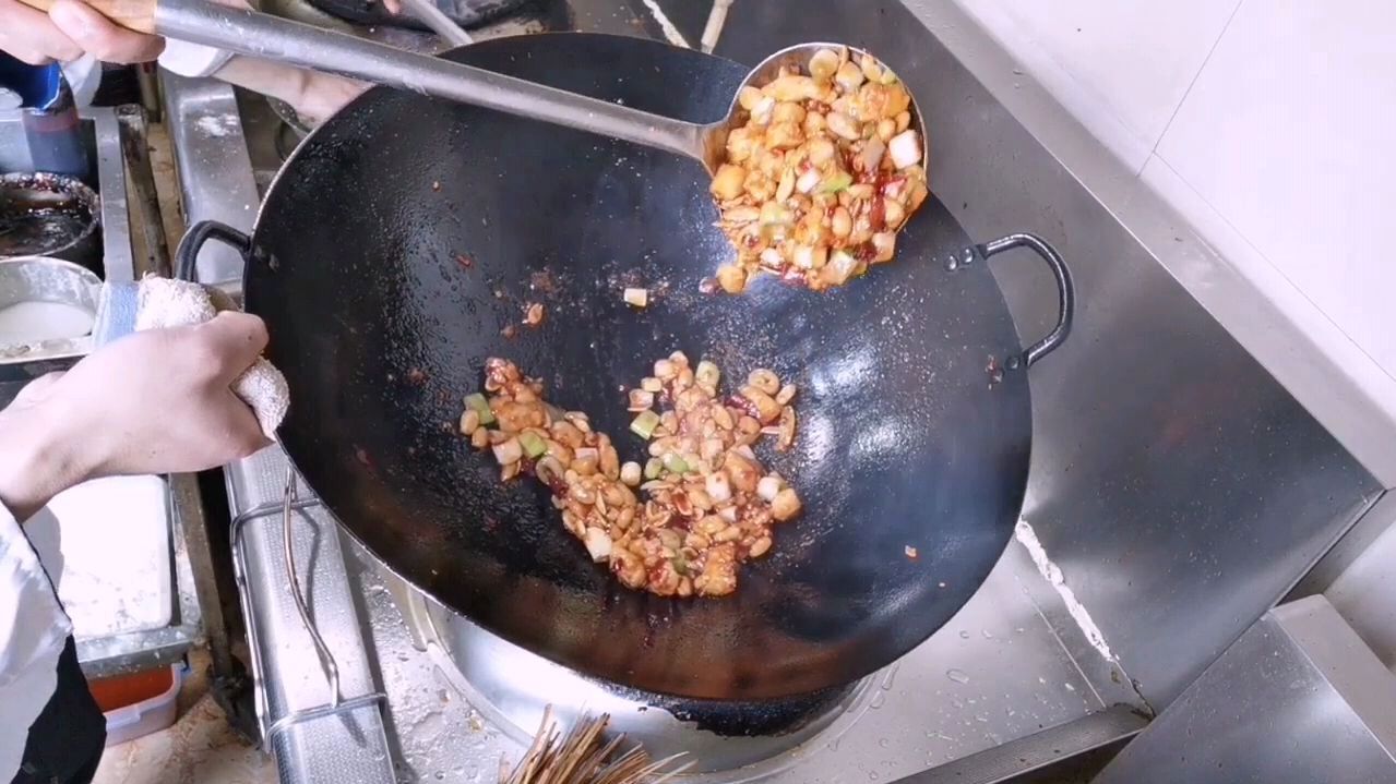 实拍饭店宫保鸡丁和番茄炒鸡蛋,饭店做法家庭做法有什么不同?