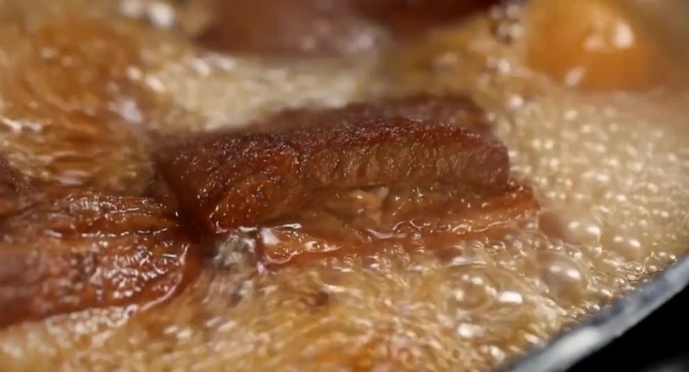 正宗淮扬菜名菜东坡肉,颜色深红艳丽,让人看第一眼就食欲大开!
