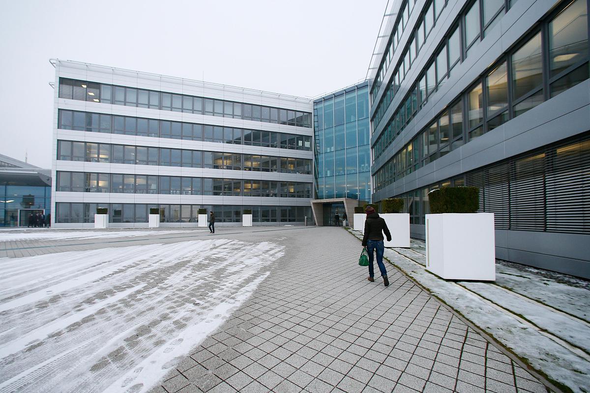 商业计划书中农用地膜未来五年完整详细财务预测，第五年净利润达1千6百万元