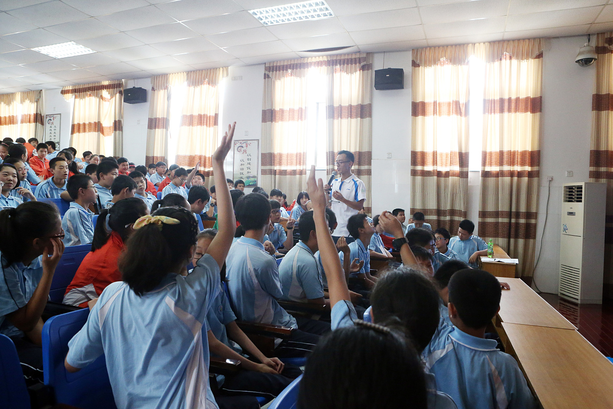 你充当一个写作文员我给你一段话你对这段话进行伪原创、润色改写降低与原文的相似度保持主要意思不变再进行一句话的简单扩写扩写加在原来的内容后面也就是放在同一个pp里面不要放在一个单独的pp里面并且保持html标签不变给你的内容如下：
 p新津中学拥有一支爱岗敬业、理念先进、教艺精湛、善于博采众长、具有鲜明个性的高素质教师队伍。他们是学校的核心软实力为打造精英教育品牌提供了坚实的保