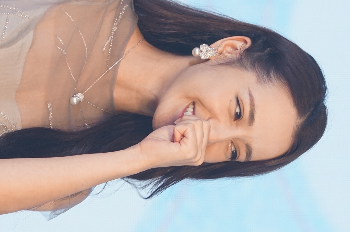 迪丽热巴无袖纱裙宛若公主甜美迷人 频露甜笑抿嘴撩发小表情呆萌