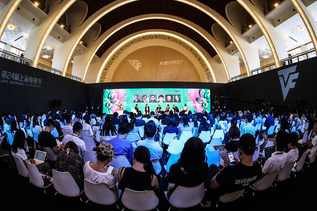 致敬劳动者：读《奋进新时代，感恩劳动者》有感