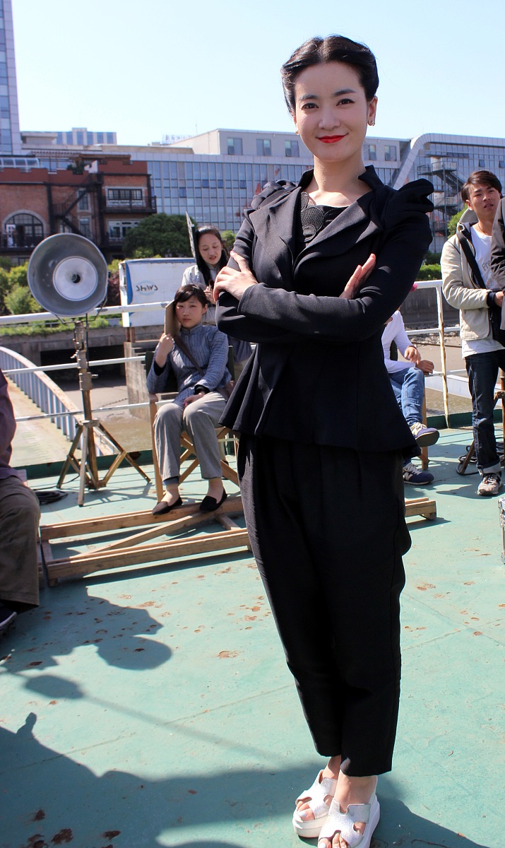 2015年5月12日,上海,李晟现身年代爆笑喜剧《明星时代》剧组.她身穿黑