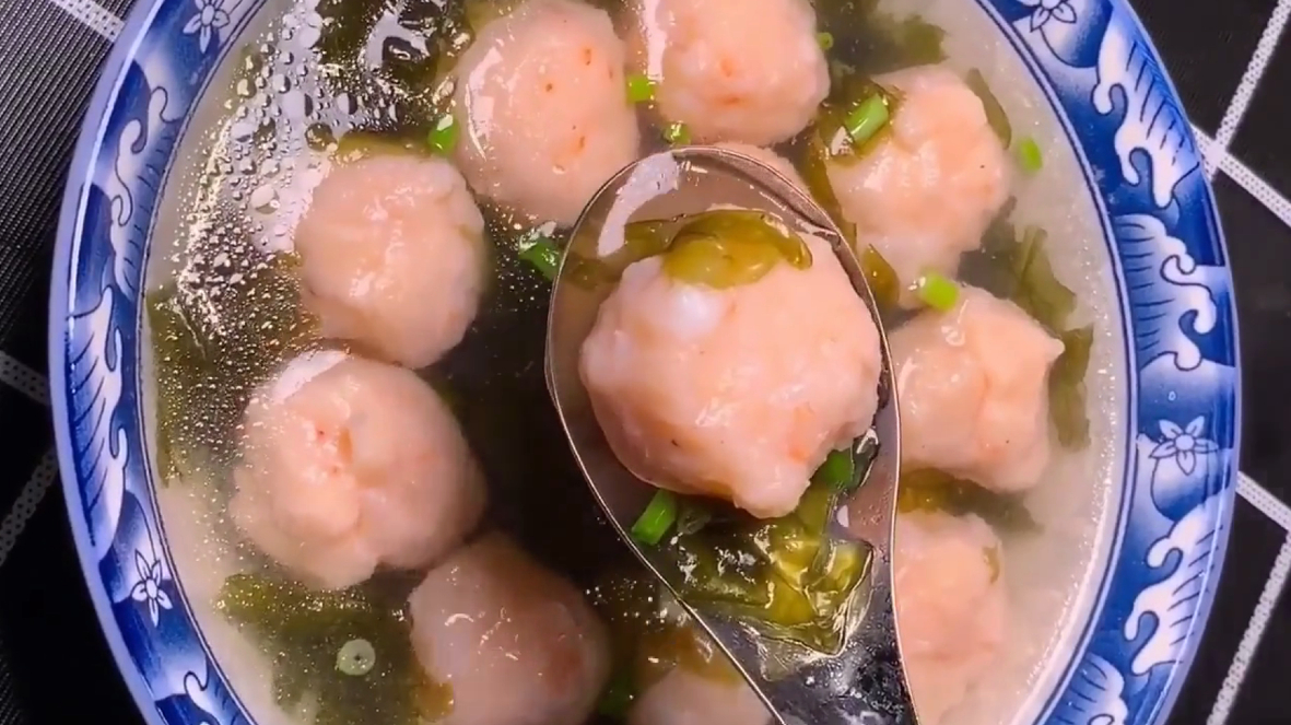 大虾新做法,自制虾滑紫菜汤,味道鲜美浓香,营养美味,特别好喝
