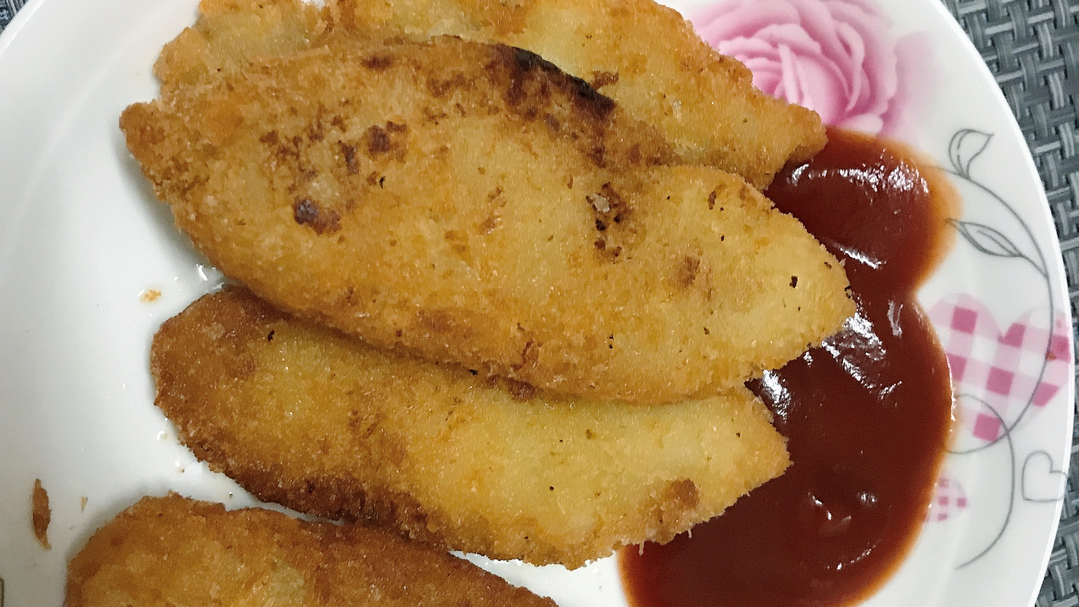 今晚简单吃速冻食品,炸鱼排,月半姑娘之所以叫月半还不是因为胖