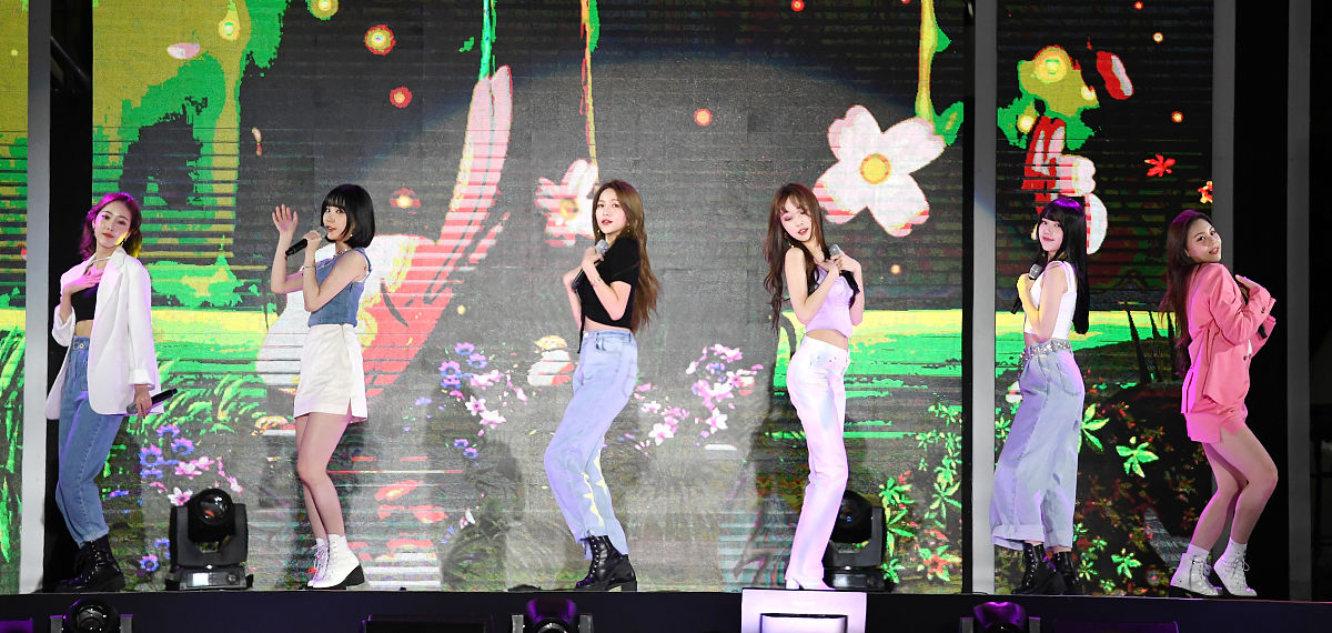 2019年10月5日,韩国首尔,韩国艺人参加k-pop演唱会.gfriend performs 