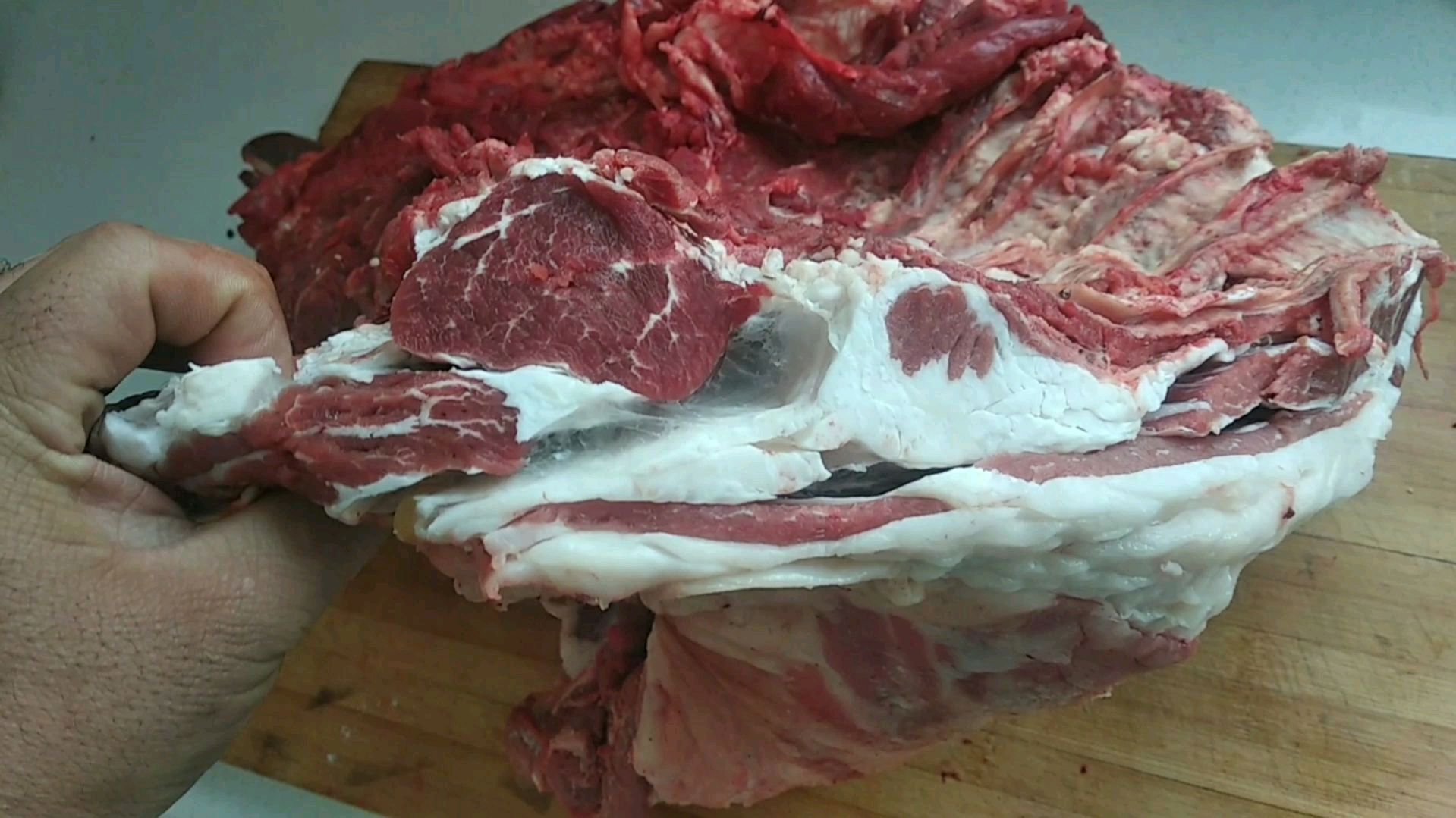 挑肉是一门技巧,用这块肉做一个爆炒羊肉,鲜嫩不膻,好吃又下饭