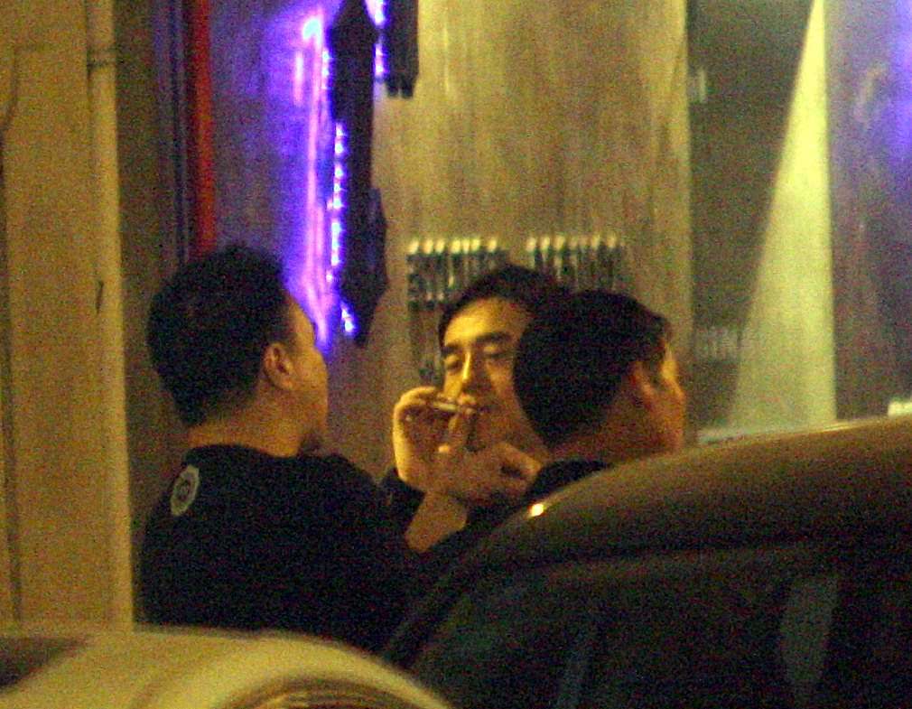 屈楚萧深夜照顾醉酒妻子曹磊，叔叔李晋晔外出无法前来