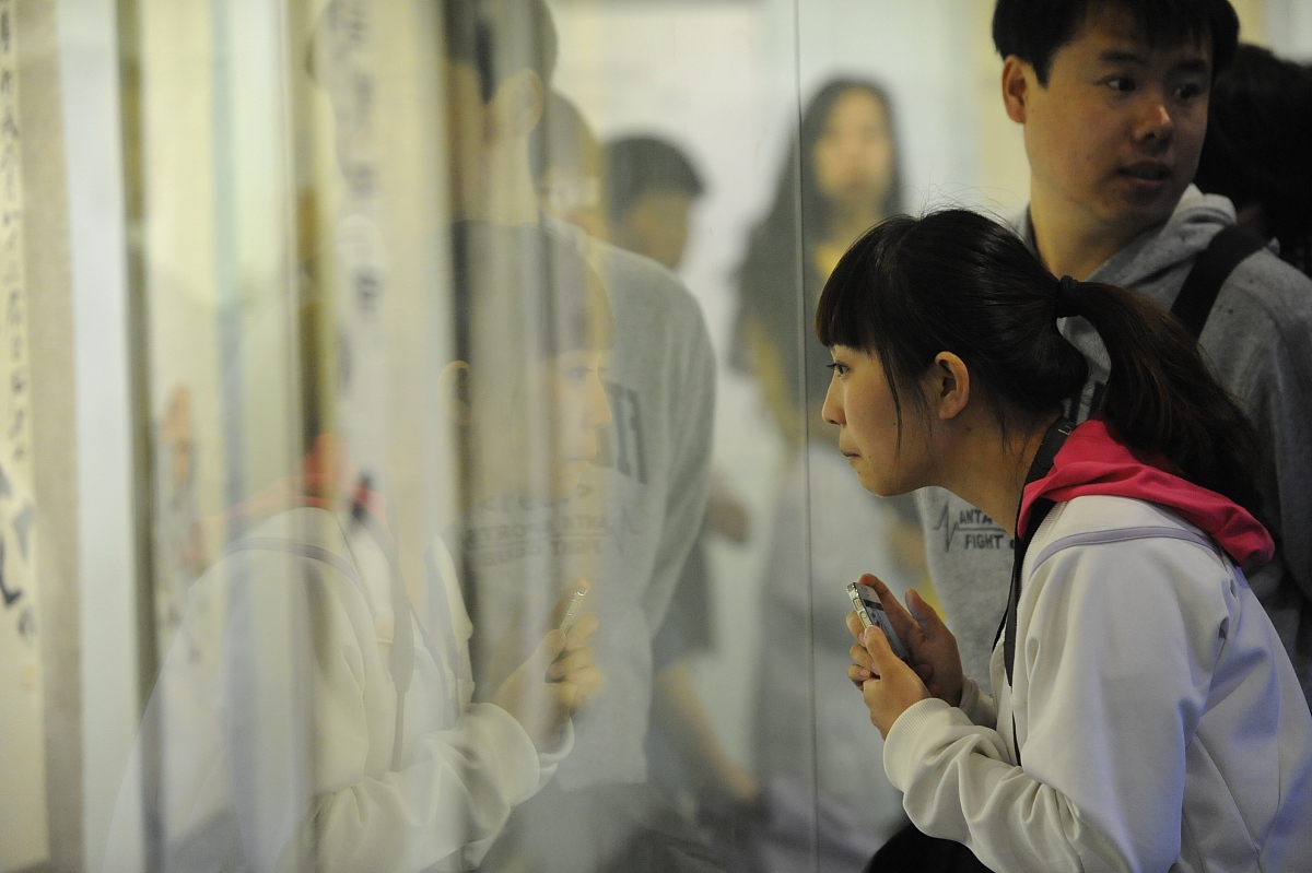 2、故宫微信公众号如何打造软贱萌的形象？如何推广？观众能接受吗？