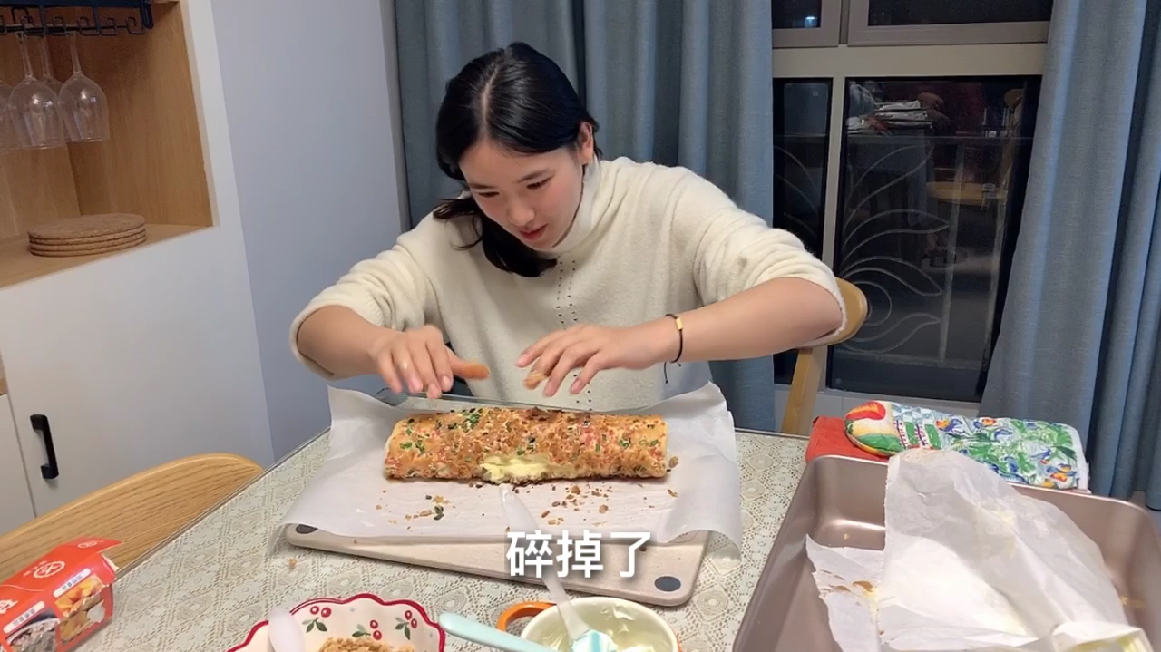 小鹿美食开课了,今日食谱:肉松蛋糕卷,有没有很诱人,想吃吗?