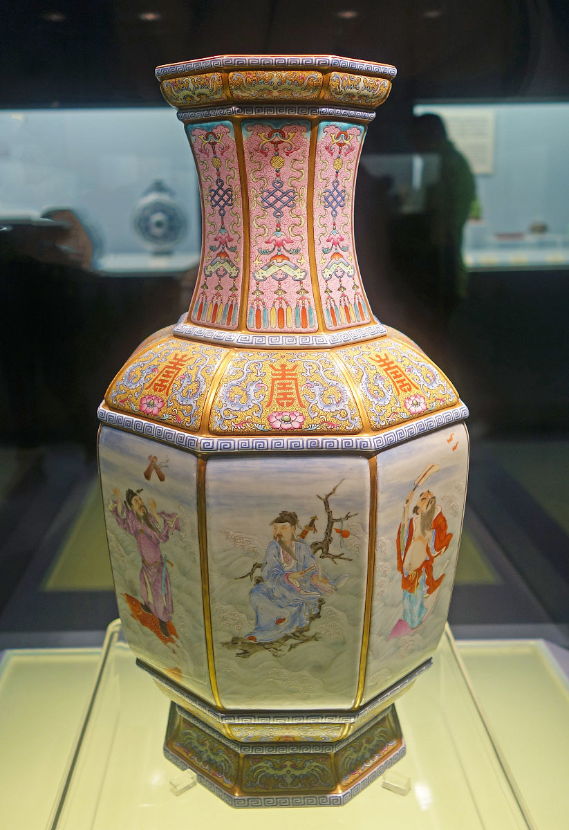 2018年11月12日,粉彩八仙人物图瓶,清代乾隆年间瓷器,上海博物馆古代
