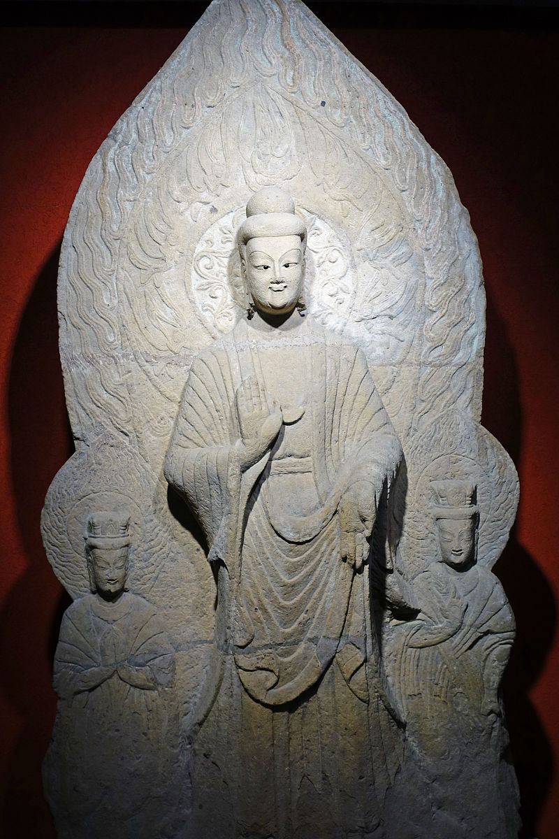 2019年5月28日,南京,石刻一佛二菩萨像,北朝佛像,南京博物院"江苏古代